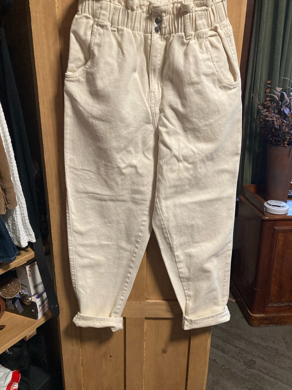 Cream High-Waist Elastic Waist Tapered Jeans
